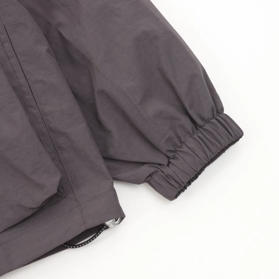 🅿️660 Stone Island/Stone Island functional zipper hooded jacket. In order to restore all the texture of ZP, this year the team spent several months and finally shipped it. All excipients are restored to ZP! Highly permeable laminated fabric Gore-tex imitates water-breathable film, which feels better and more comfortable. The fabric has certain waterproof, windproof and UV-proof effects. It is one of the must-choose jacket fabrics in Stone Island. It is light and thin, which is the characteristic of the fabric. It is functional and sporty. There are two pockets on the chest. The arms have the logo embroidery of the Stone Island navigation compass badge. The zipper pocket on the back can be folded to pack the entire garment. It is a must-have item for outdoor travel! size：S-XL